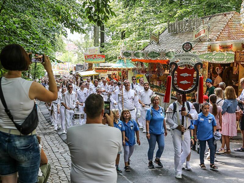 Der Musik- und Spielmannszug der Sportvereinigung Jahn Forchheim durfte nat&uuml;rlich nicht fehlen beim Umzug.Der Annafest-Umzug in Forchheim 2022