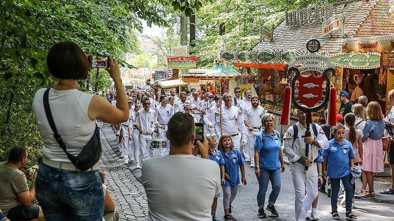 Der Musik- und Spielmannszug der Sportvereinigung Jahn Forchheim durfte nat&uuml;rlich nicht fehlen beim Umzug.Der Annafest-Umzug in Forchheim 2022