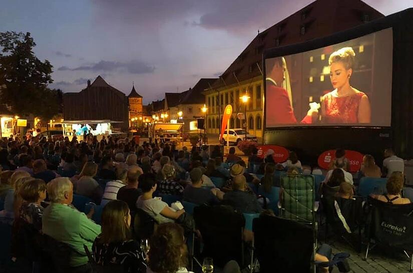 Der Marktplatz in Lichtenfels wird – wie hier im Jahr 2019 – wieder zum Kinosaal unter freiem Himmel. Der Marktplatz in Lichtenfels wird – wie hier im Jahr 2019 – wieder zum Kinosaal unter freiem Himmel.
