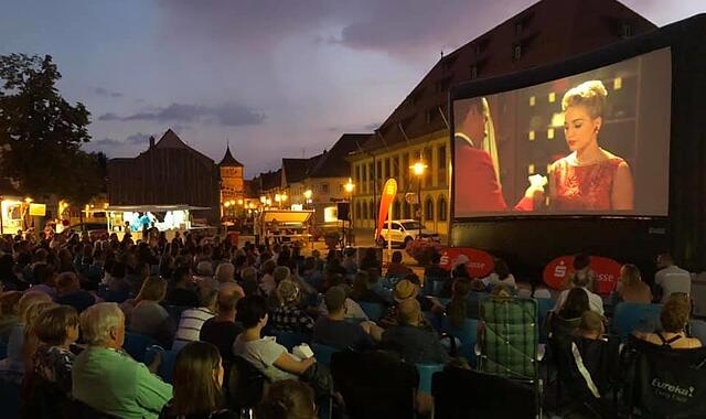 Der Marktplatz in Lichtenfels wird – wie hier im Jahr 2019 – wieder zum Kinosaal unter freiem Himmel. Der Marktplatz in Lichtenfels wird – wie hier im Jahr 2019 – wieder zum Kinosaal unter freiem Himmel.