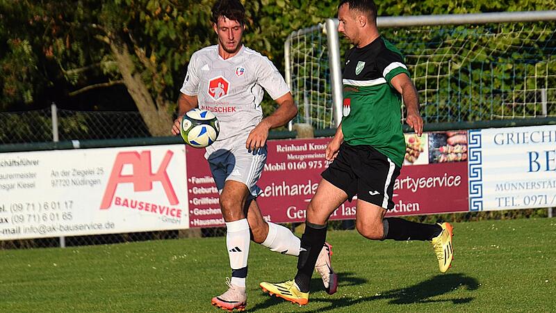 Unser Bild zeigt Leon Zänglein (links) von der SG Haard/Nüdlingen gegen Marko Dordevic vom SV Garitz.