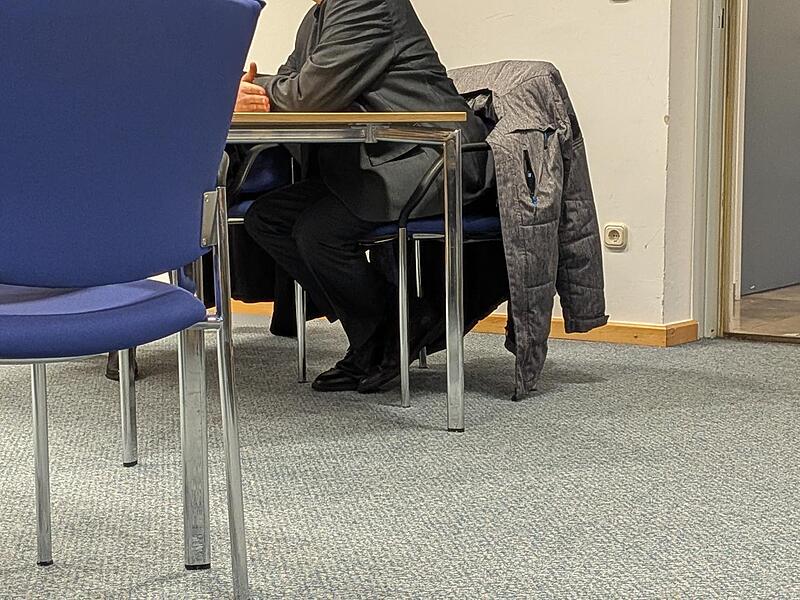 Missbrauchsprozess in Coburg: Am 8. Tag darf der Angeklagte ohne Fu&szlig;fesseln erscheinen. Er sitzt nicht l&auml;nger in Untersuchungshaft.