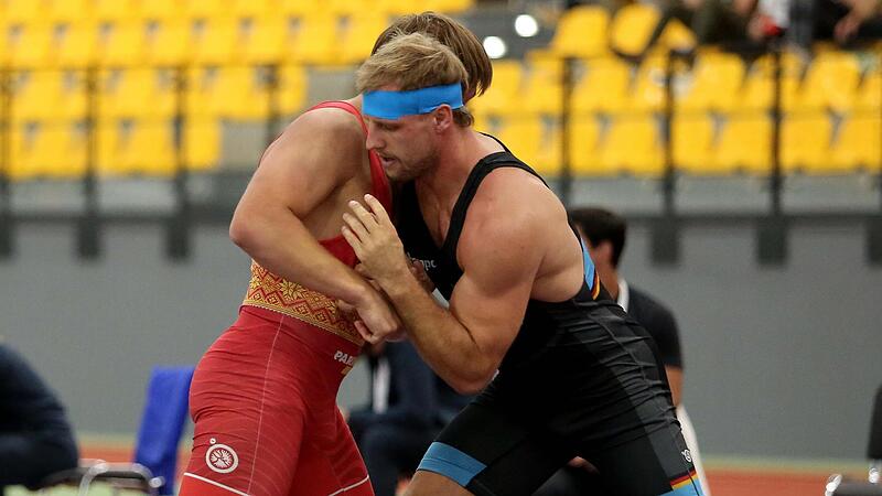 Hannes Wagner (rechts) &uuml;berzeugte in der Vorbereitung, hier beim Grand Prix in Dortmund, und verdiente sich die Nominierung f&uuml;r die Weltmeisterschaft in zwei Wochen in Belgrad.
