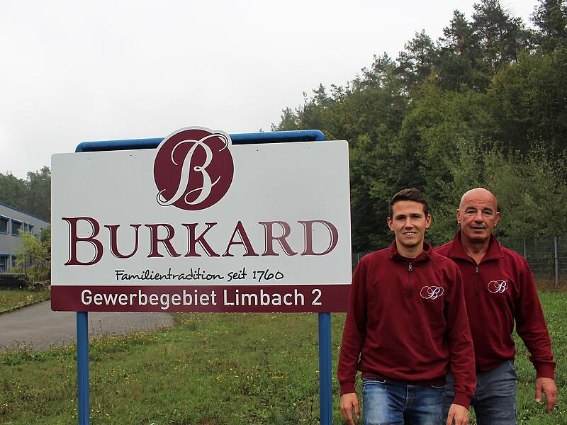 Toni (links) und Robert Burkard halten das neue Betriebsgel&auml;nde im Gewerbegebiet Limbach f&uuml;r einen Gl&uuml;ckstreffer. Das Geb&auml;ude der ehemaligen Firma Lips (im Hintergrund) stand bereits ein Jahr lang leer, als es die Burkards erwarben.