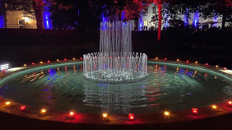Eindrucksvoll wurden die Wasserspiele in Bad Bocklet illuminiert.