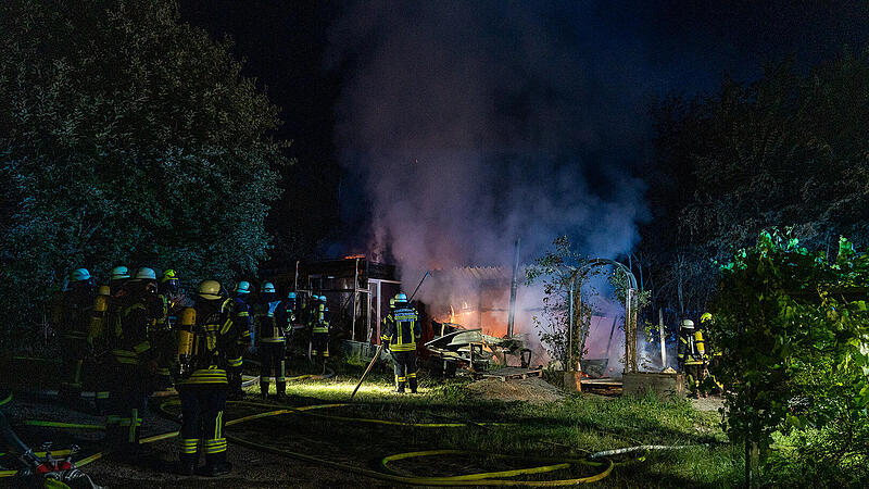 Gartenlaube steht lichterloh in Flammen Gartenlaube steht lichterloh in Flammen