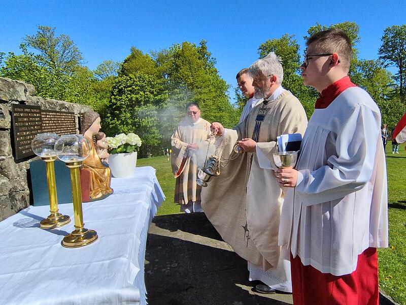 Mit Weihrauch und Gebet: Die Segnung des Gnadenbildes am Freialtar.