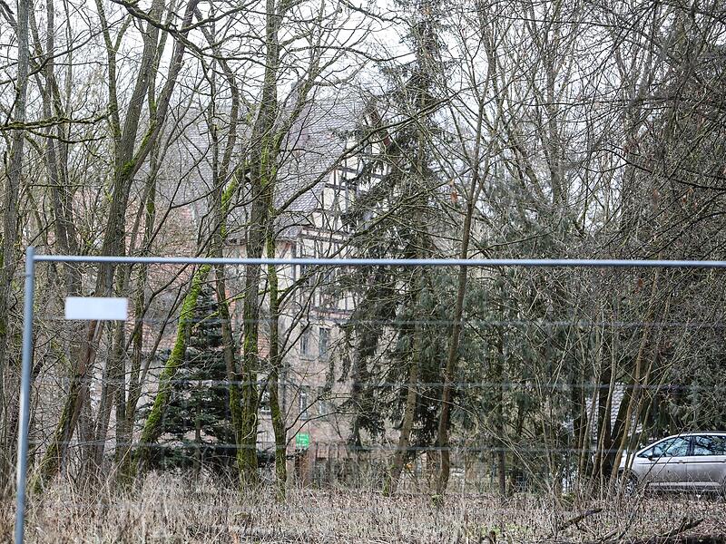 Illegale Schule Eltersdorf In diesem Privatanwesen am Erlanger Stadtrand sollen mehrere Kinder monatelang von ihren Eltern unterrichtet worden sein.