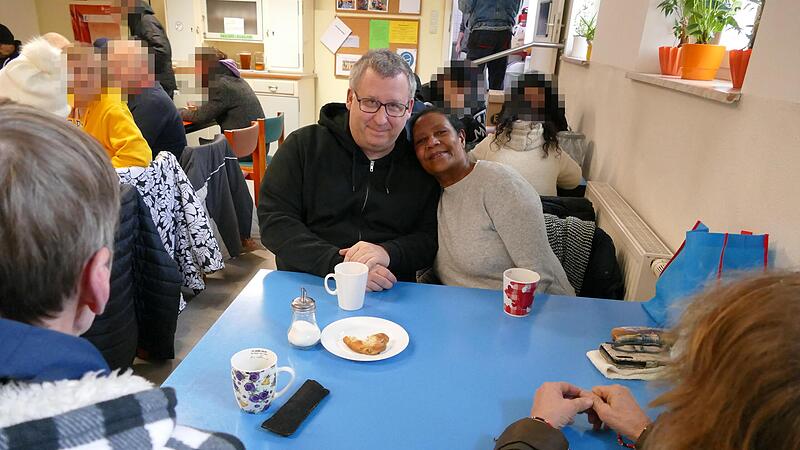 Einrichtungsleiter Peter Klein kennt die G&auml;ste des Treffpunkts gut und k&uuml;mmert sich mit Herzblut um sie.  Hier ist er mit Almaz zu sehen.