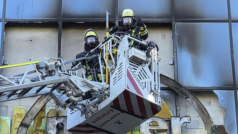 Brand an Fassade am Neuen Markt Erlangen Brand am Einkaufszentrum