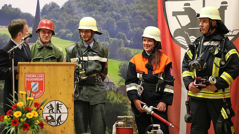 Die Freiwillige Feuerwehr Oberbach feiert 150. Geburtstag und stellte beim Kommersabend verschiedene Schutzausrüstungen aus vergangenen Jahrzehnten vor. Die Freiwillige Feuerwehr Oberbach feiert 150. Geburtstag und stellte beim Kommersabend verschiedene Schutzausrüstungen aus vergangenen Jahrzehnten vor.
