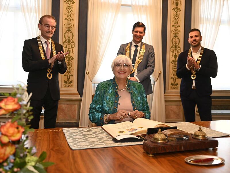 Claudia Roth trug sich ins Goldene Buch der Stadt Coburg ein. Hinten, von links: Zweiter B&uuml;rgermeister Hans-Herbert Hartan (CSU), Oberb&uuml;rgermeister Dominik Sauerteig und Dritter B&uuml;rgermeister Can Aydin (beide SPD).
