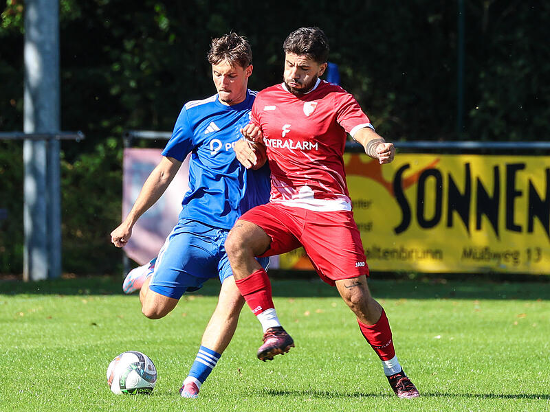 Noch hält sich der FC Kronach den FC Mitwitz vom Leib (hier Johannes Schmidt  und Sergen Koc). Doch bleibt das auch nach der Winterpause so?