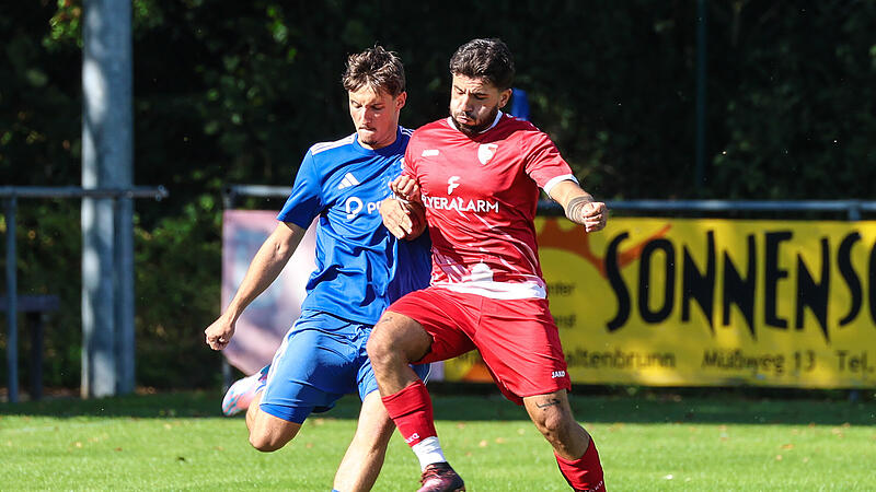 Noch hält sich der FC Kronach den FC Mitwitz vom Leib (hier Johannes Schmidt  und Sergen Koc). Doch bleibt das auch nach der Winterpause so?