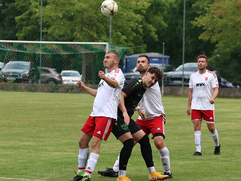 Eggolsheims Henning Schwarzmann (li.) traf im Verfolgerduell mit der Spvgg Hausen doppelt.