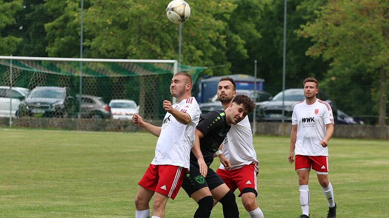 Eggolsheims Henning Schwarzmann (li.) traf im Verfolgerduell mit der Spvgg Hausen doppelt.