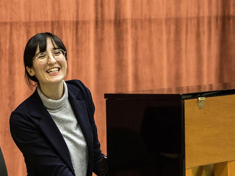 Alice Lapasin Zorzit bei der Probenarbeit mit dem Chor des Landestheater.