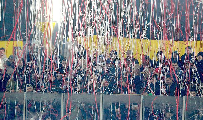 Play-offs und dazu Derby: Schon im Heimspiel gegen den EV Pegnitz am Freitagabend um 19.30 Uhr wollen die Fans der Haßfurter Hawks das Stadion Am Großen Anger wieder in eine Festung verwandeln. Play-offs und dazu Derby: Schon im Heimspiel gegen den EV Pegnitz am Freitagabend um 19.30 Uhr wollen die Fans der Haßfurter Hawks das Stadion Am Großen Anger wieder in eine Festung verwandeln.