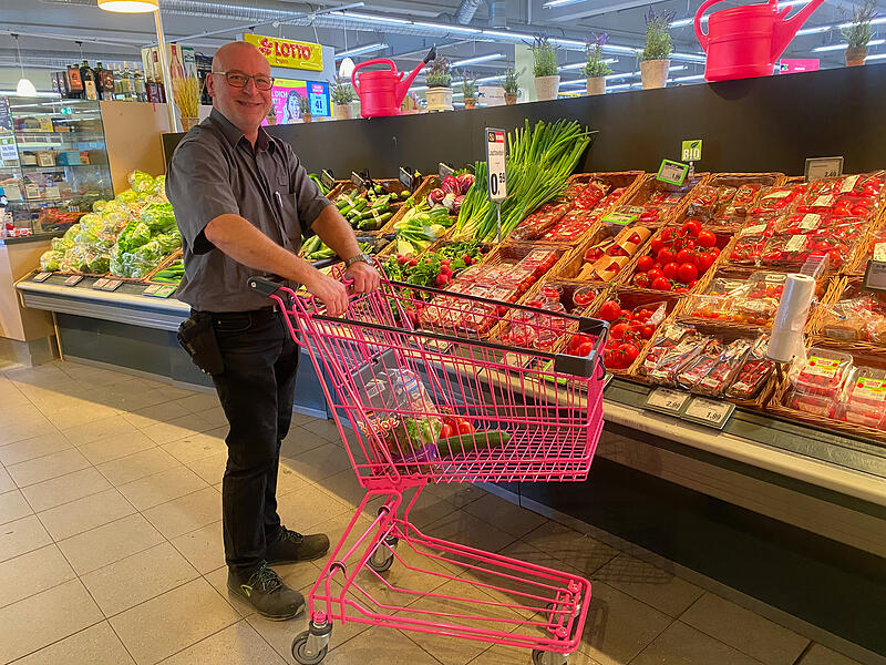 Marktleiter Michael Dauer macht´s vor - so funktioniert das Singleshopping im Edeka-Markt Kolb in Forchheim