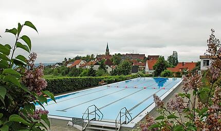 Das Freibad in Altenstein sollte eigentlich l&auml;ngst wieder er&ouml;ffnet sein. Der Plan ging baden.