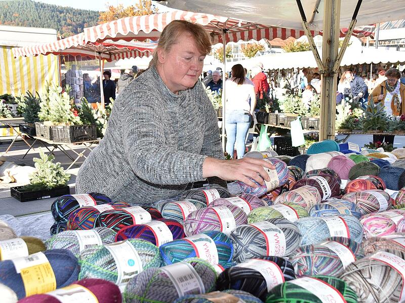 Andrea Winkelmann aus Bad Staffelstein verkauft ihre Wolle im eigenen Geschäft und auf dem Kulmbacher Herbstmarkt