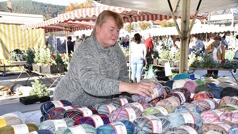 Andrea Winkelmann aus Bad Staffelstein verkauft ihre Wolle im eigenen Geschäft und auf dem Kulmbacher Herbstmarkt