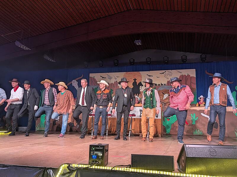 Prunksitzung in Strullendorf 2026Wilder Westen in Strullendorf Geballte politische Prominenz beim Aufwärmen zum Line Dance.
