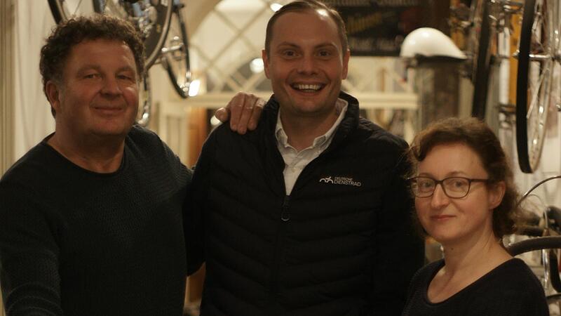 Neue Freunde: Maximilian Diem (Mitte) und seine Frau spenden dem Deutschen Fahrradmuseum im Staatsbad 20.000 Euro. Das hilft Betreiber Ivan Sojc und seiner Stellvertreterin Stefanie Faust (rechts) ungemein.