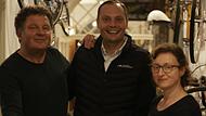 Neue Freunde: Maximilian Diem (Mitte) und seine Frau spenden dem Deutschen Fahrradmuseum im Staatsbad 20.000 Euro. Das hilft Betreiber Ivan Sojc und seiner Stellvertreterin Stefanie Faust (rechts) ungemein.