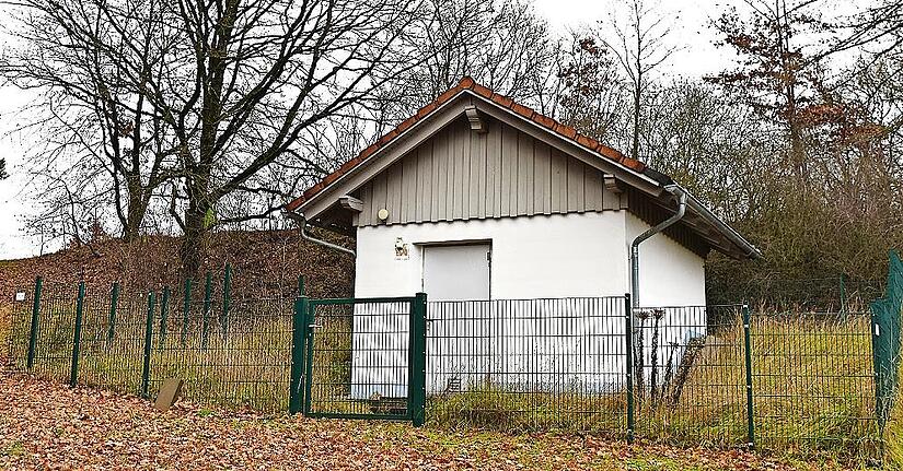 Die Wasserversorgung bei Theisau; hier soll einmal ein neuer Hochbeh&auml;lter in R&ouml;hrenform entstehen und k&uuml;nftig auch f&uuml;r h&ouml;here Druckverh&auml;ltnisse sowie l&auml;ngerfristig eine verbesserte L&ouml;schwassersituation sorgen.