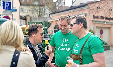 Viel Gel&auml;chter, Spa&szlig; und Tanz am Set des Musikvideos zum Kachelofen Song von Sebastian Linz.