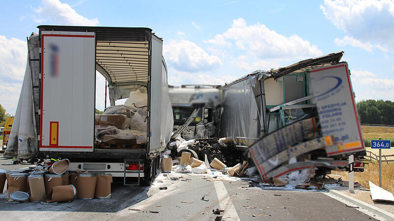 Zwei der drei beteiligten Sattelzüge waren auf der A 3 ineinander verkeilt.