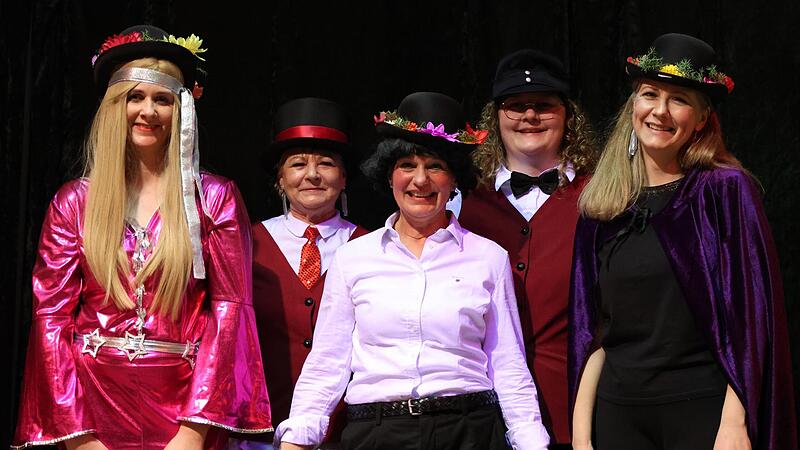 Neue und alte Obrigkeiten des Obertors (von links) Victoria Käß, Sonja Herterich, Lidija Macek-Sollfrank, Verena Schindler und Martina Heinlein
