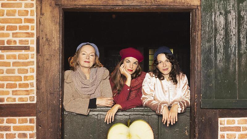 Am Ende von heftigen Auseinandersetzungen entsteht dann doch noch eine Art Happy End: Kerstin Hilbig, Ruth Maria Kr&ouml;ger und Kristina Nadj.