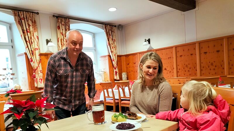 Im Goldenen Anker in Sche&szlig;litz gibt es nicht nur sonntags, sondern auch an Wochentagen au&szlig;er Montag mittags fr&auml;nkische K&uuml;che. Das Bild zeigt Wirt Johannes Lieb mit Schwiegertochter Nicole und Enkelin Lia.