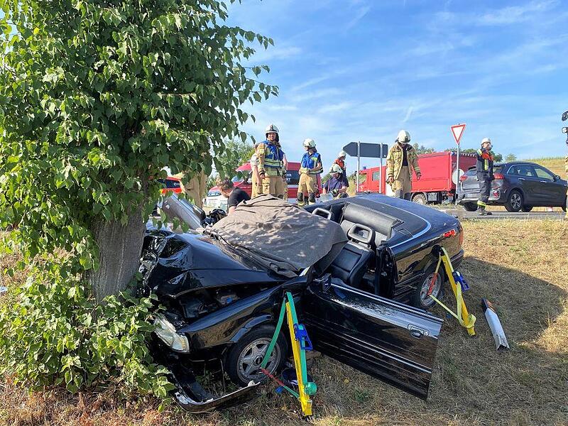 Zwei Frauen kamen bei einem Unfall am Freitagnachmittag (22. Juli) nahe Haßfurt mit ihrem Pkw von der Straße ab