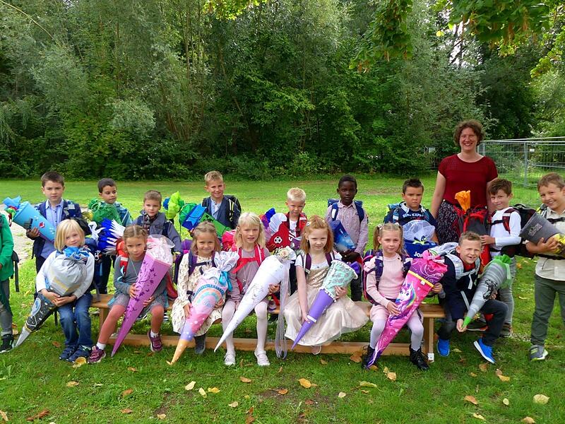 Fünf Mädchen und zwölf Jungen unterrichtet Kerstin Ritter in der ersten  Klasse der Grundschule Trebgast.2022 Schulanfang
