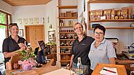Susanne Pingold, Yvonne Geschwandner und Heike Mirsberger sind das Team in Pingolds Hofladen.Petra Malbrich