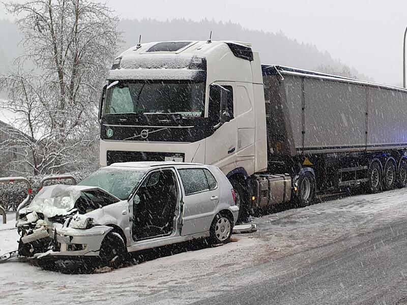 In Lösau ist ein Lastwagen gegen ein Auto gekracht, das auf die Gegenfahrbahn geraten war.