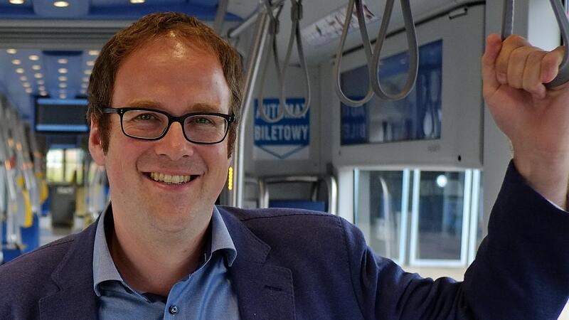 Befürworter der Stub: Der Oberbürgermeister von Erlangen Florian Janik (SPD) ist in Nürnberg mit den neuen Trambahnen von Siemens probe gefahren. Sie sollen auch auf der Stub rollen.