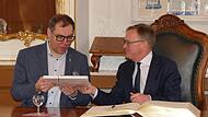 Botschafter Oleksii Makeiev hat sich in das Goldene Buch der Stadt Bamberg eingetragen Anschließend überreicht ihm Andreas Starke ein Erinnerungsgeschenk. Botschafter Oleksii Makeiev hat sich in das Goldene Buch der Stadt Bamberg eingetragen Anschließend überreicht ihm Andreas Starke ein Erinnerungsgeschenk.