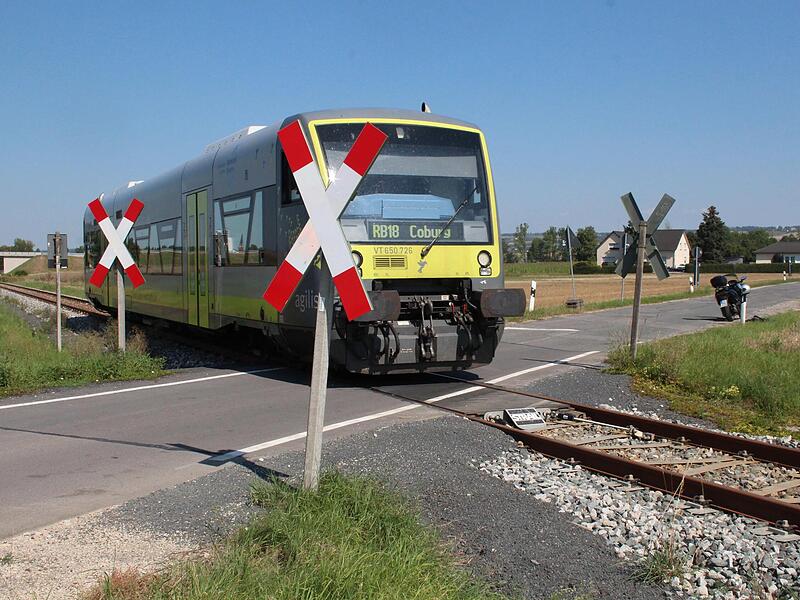 Droht dem unbeschrankten Bahn&uuml;bergang bei K&ouml;sfeld (Gemeinde Meeder) statt einer technischen Ert&uuml;chtigung die Schlie&szlig;ung? Die Gemeinde Meeder hat gegen solche &Uuml;berlegungen protestiert.