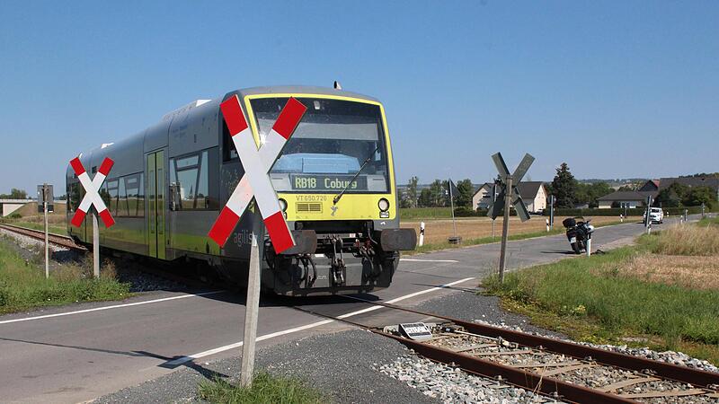 Droht dem unbeschrankten Bahnübergang bei Kösfeld (Gemeinde Meeder) statt einer technischen Ertüchtigung die Schließung? Die Gemeinde Meeder hat gegen solche Überlegungen protestiert.