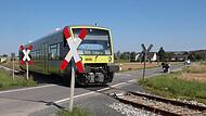 Droht dem unbeschrankten Bahnübergang bei Kösfeld (Gemeinde Meeder) statt einer technischen Ertüchtigung die Schließung? Die Gemeinde Meeder hat gegen solche Überlegungen protestiert. Droht dem unbeschrankten Bahnübergang bei Kösfeld (Gemeinde Meeder) statt einer technischen Ertüchtigung die Schließung? Die Gemeinde Meeder hat gegen solche Überlegungen protestiert.