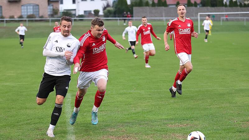 Gegen den Spitzenreiter FC Coburg wehrte sich die DJK Dampfach um Max Witchen (rechts) nach Kräften, aber verlor mit 1:3.