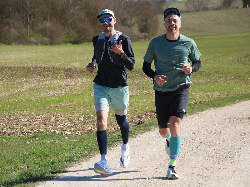 Strahlender Sonnenschein, aber nur niedrige Plusgrade erwartete die L&auml;ufer beim 19. Obermain-Marathon rund um Bad Staffelstein. Die Marathon-Strecke f&uuml;hrte wieder an den beiden Wahrzeichen der Kurstadt, dem Kloster Banz und der Basilika Vierzehnheiligen vorbei.