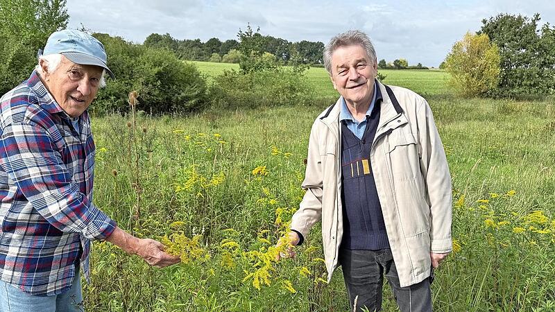 Hans Krautblatter (l.) und Helmut K&ouml;nig inspizieren die Wiese.