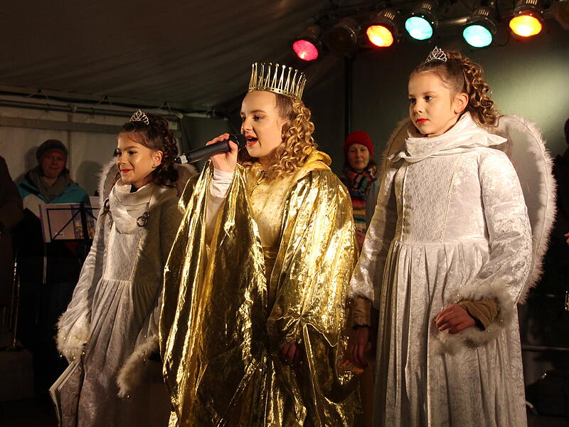 Christkind Maria-Lucia Loistl eröffnete den Höchstadter Weihnachtsmarkt. In ihrem zweiten Amtsjahr wurde sie von den jungen Engeln Nele Meinhart (links) und Sophia Dresel begleitet.