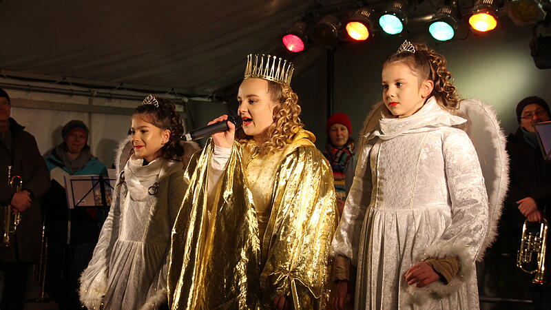 Christkind Maria-Lucia Loistl eröffnete den Höchstadter Weihnachtsmarkt. In ihrem zweiten Amtsjahr wurde sie von den jungen Engeln Nele Meinhart (links) und Sophia Dresel begleitet.