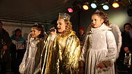 Christkind Maria-Lucia Loistl eröffnete den Höchstadter Weihnachtsmarkt. In ihrem zweiten Amtsjahr wurde sie von den jungen Engeln Nele Meinhart (links) und Sophia Dresel begleitet.